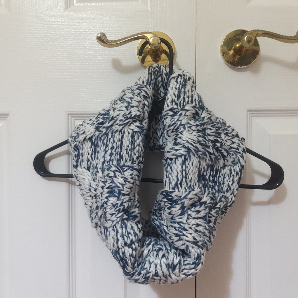 💙 3/$25 GAP blue and white cable knit infinity scarf
